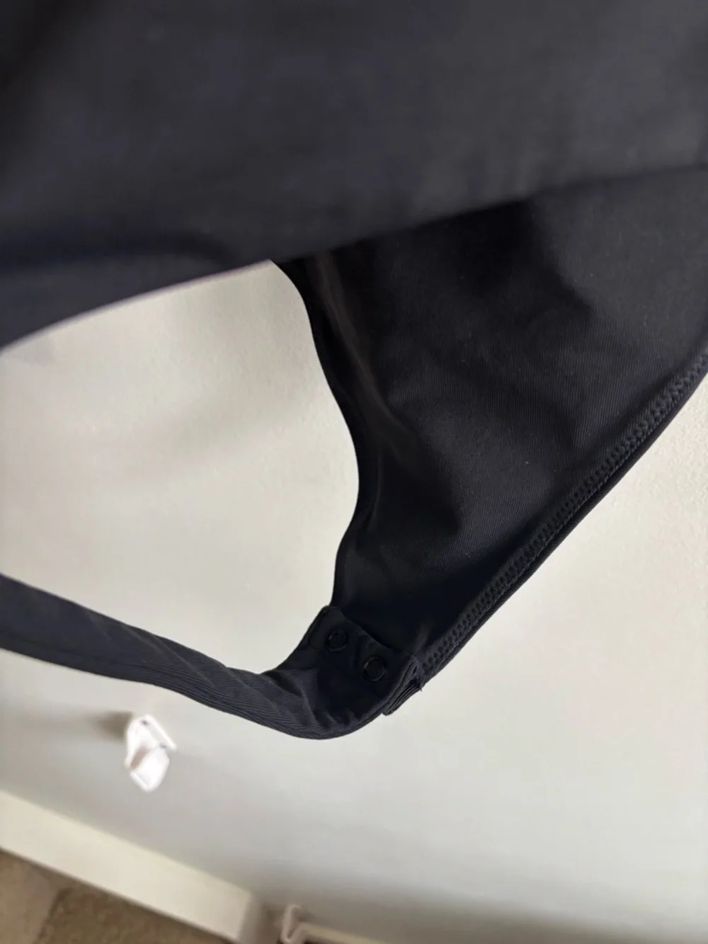 Aritzia Contour Black V-Neck Long Sleeve Bodysuit - Picture 9 of 13